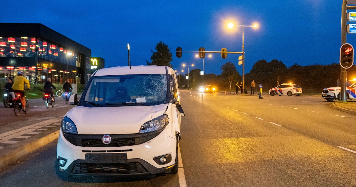 Fietser naar ziekenhuis na ernstige aanrijding met busje in Deventer.