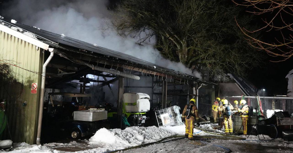 Brandweer voorkomt dat vuur overslaat naar rieten kappen bij schuurbrand Vaassen