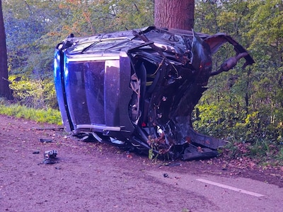 Automobilist gewond na botsing tegen bomen in Aalten