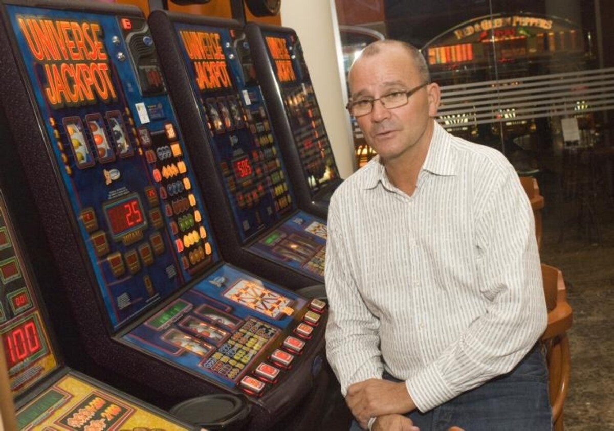 Supervisor Dick Scholten van het Harderwijker casino: 'Biljetten zul je hier niet aantreffen.' foto Ruben Schipper