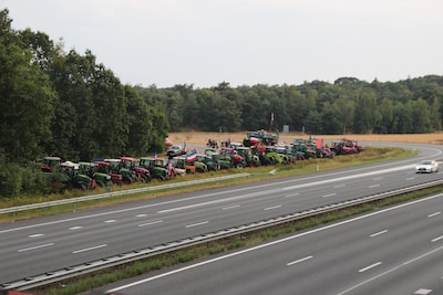 Boeren demonstreren langs de A1 bij Holten zonder de weg te blokkeren