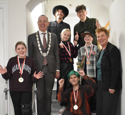 Vier kinderen krijgen jeugdlintje in Deventer