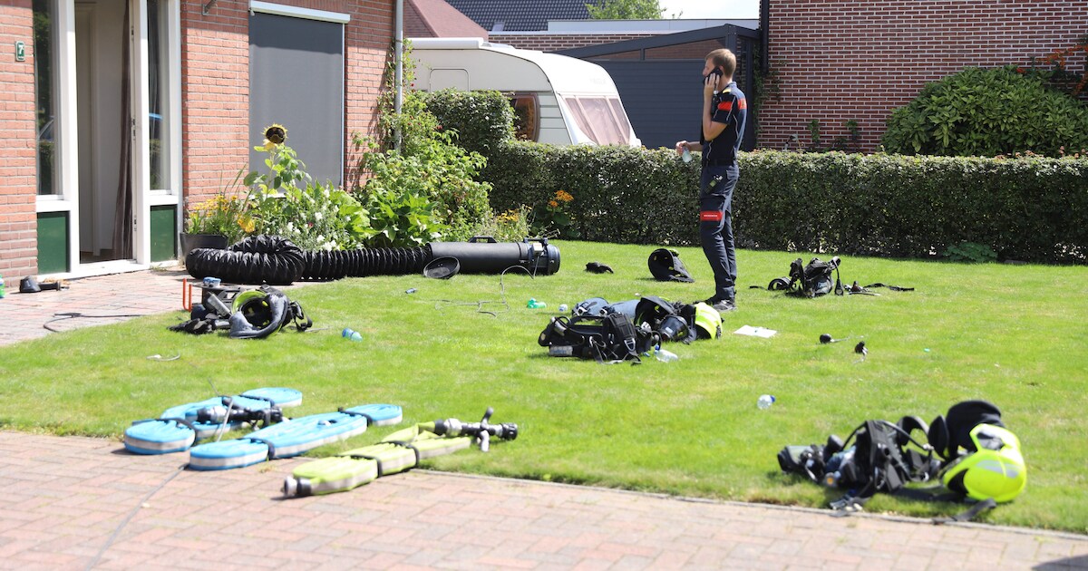 Brandweer blust lastig te bereiken brand in kruipruimte van woning in Kamperveen