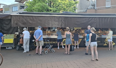 Hollandse Nieuwe en barbecueproducten populair op snikhete vrijdagmarkt in Hoevelaken