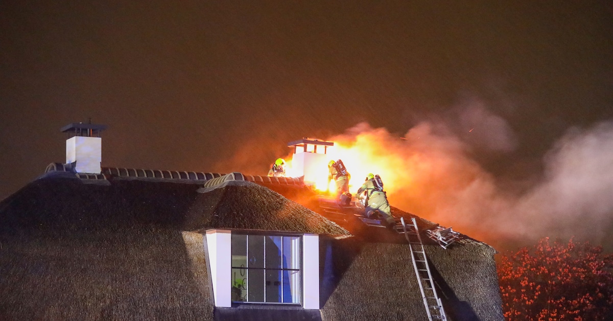 Blikseminslag zorgt voor uitslaande brand op rieten dak in Barneveld