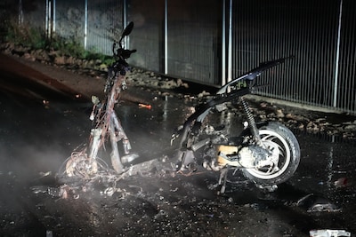 Scooter volledig uitgebrand op de Bunschoterweg in Nijkerk