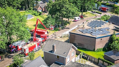 Zonnepanelen vatten vlam bij badkamerbedrijf aan Kerkweg in Erica