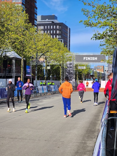 LIVE | Aftellen naar de start van de Enschede Marathon; volg de ontwikkelingen hier