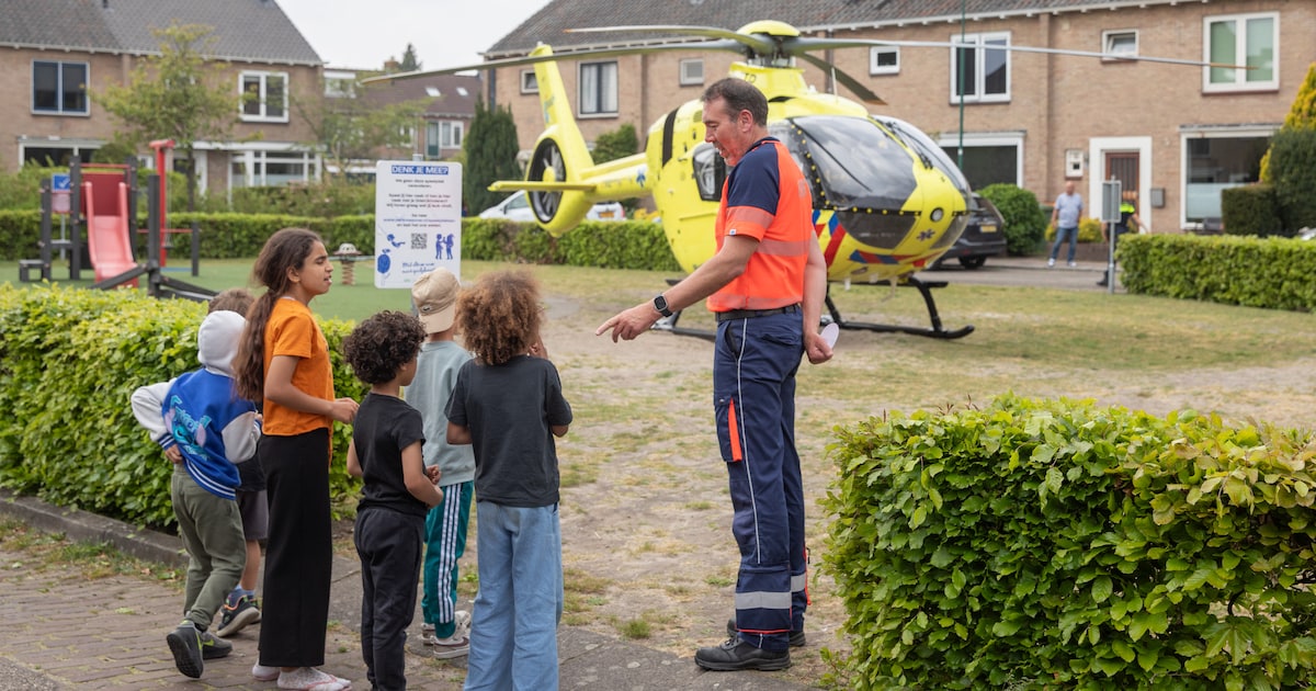 Kinderen drommen om traumahelikopter heen in plantsoen in Soest en dan doet de piloot dit...