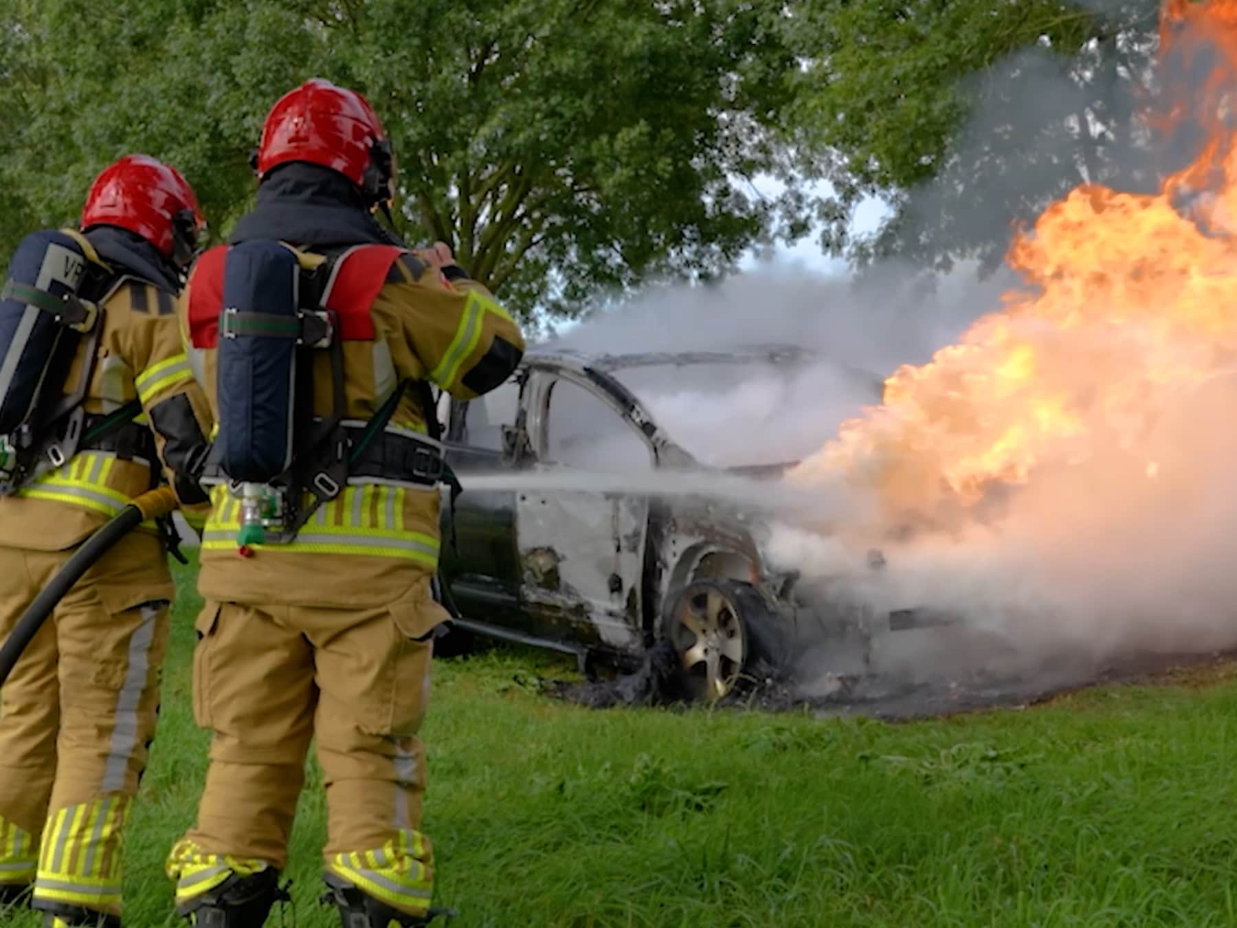 Rijdende auto vliegt in brand bij Zeewolde