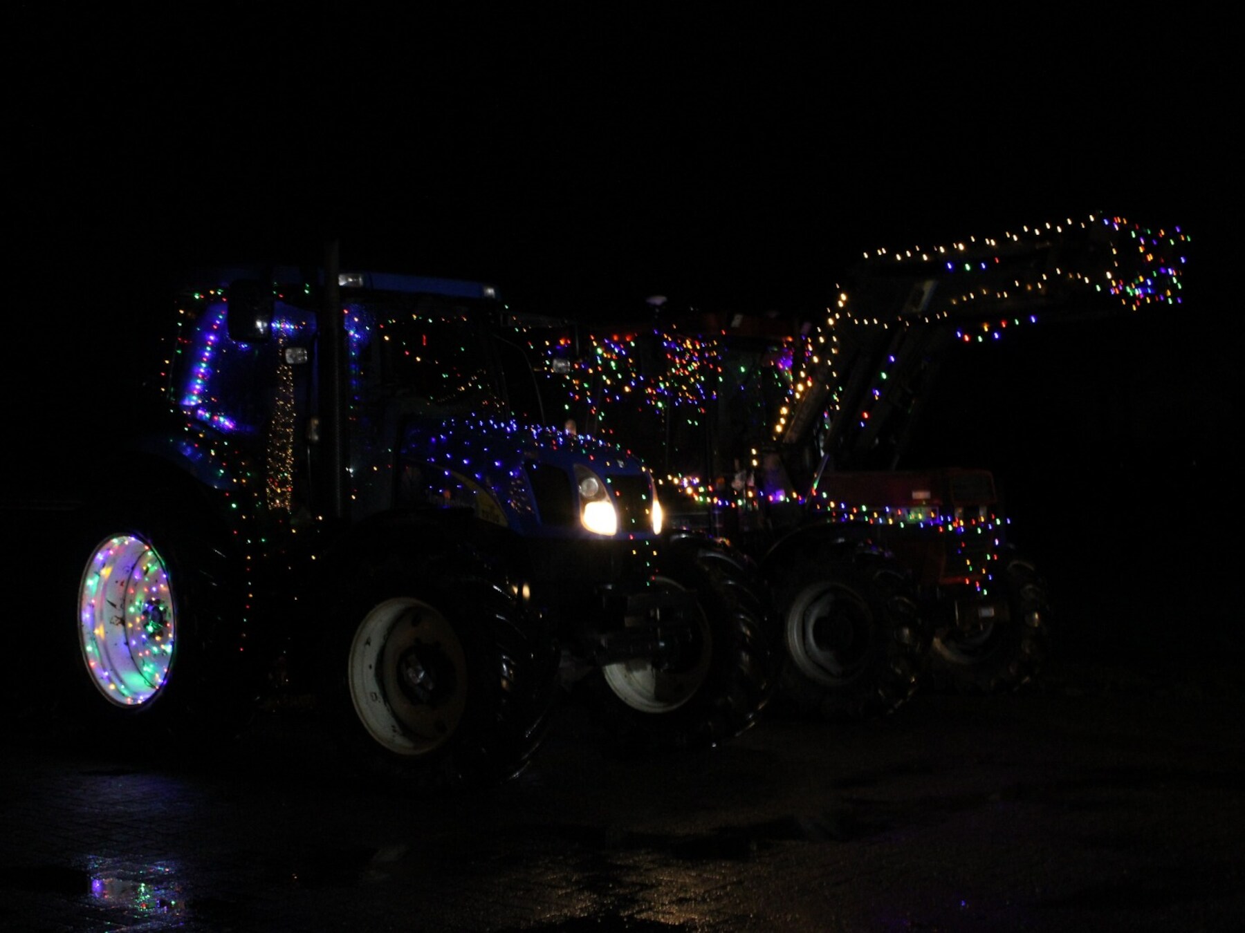 Deze stoet trekkers valt op en maakt mensen blij: ‘Ze stonden in de stromende regen te kijken’