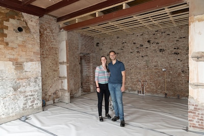 Dit stel koopt oude boerderij bij de IJssel waar al 50 jaar niets aan is gedaan