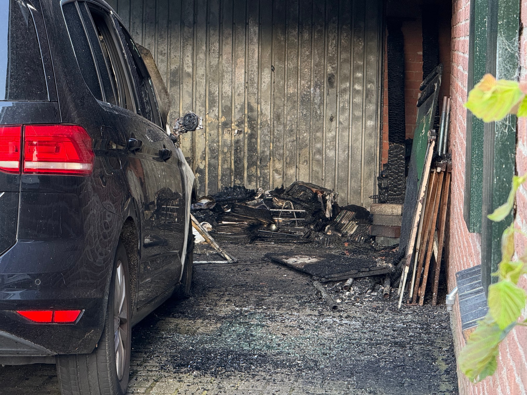 Carport met auto gaat in vlammen op in Schalkhaar