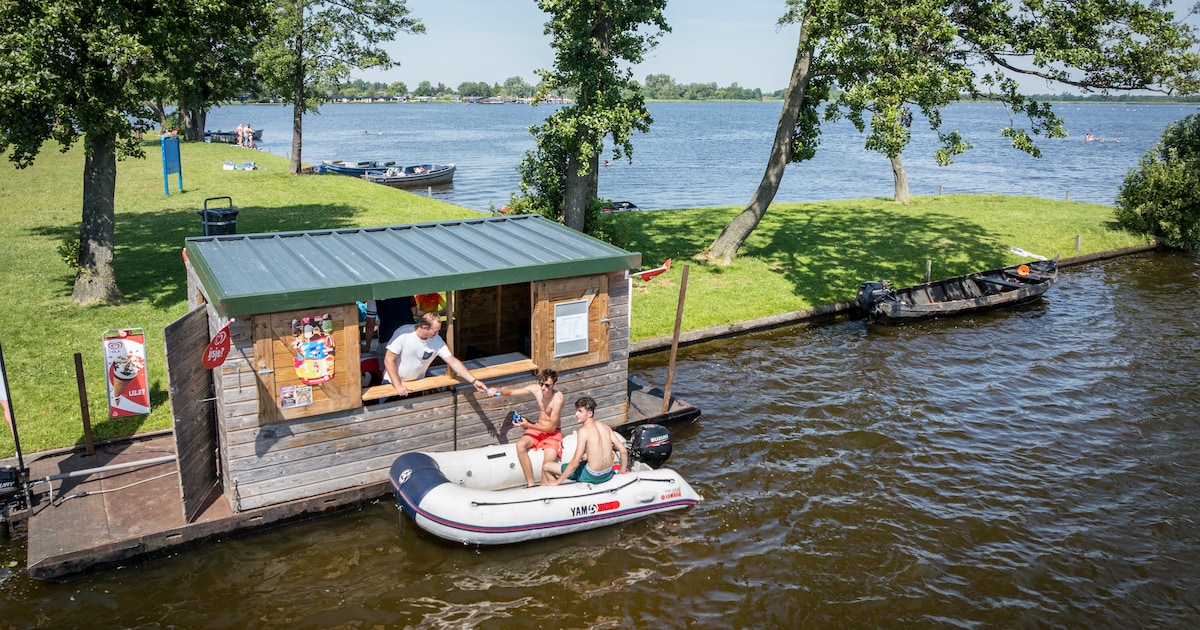 In Giethoorn gaat alles over het water, ook de verkoop van ijs