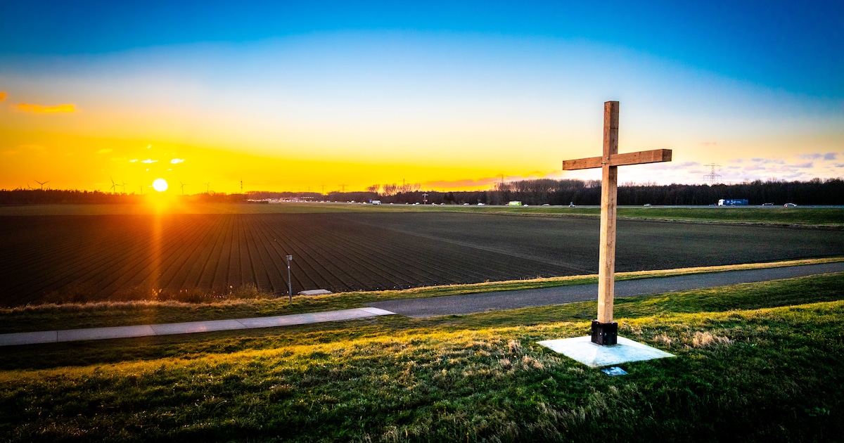 Gigantisch kruis verrijst op plek langs A6 waar ‘Tong van Lucifer’ stond