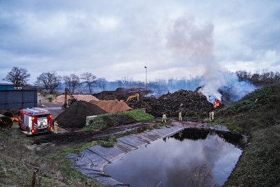Hevige brand bij recyclingbedrijf aan de Kapitein Grantstraat in Emmen