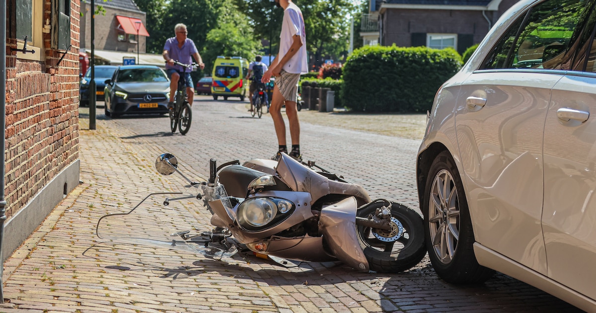 Aanrijding tussen lesauto en scooter op Torenweg in Twello