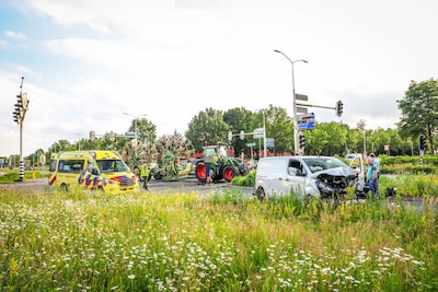 Trekker en bestelbus in botsing op kruising in Leusden