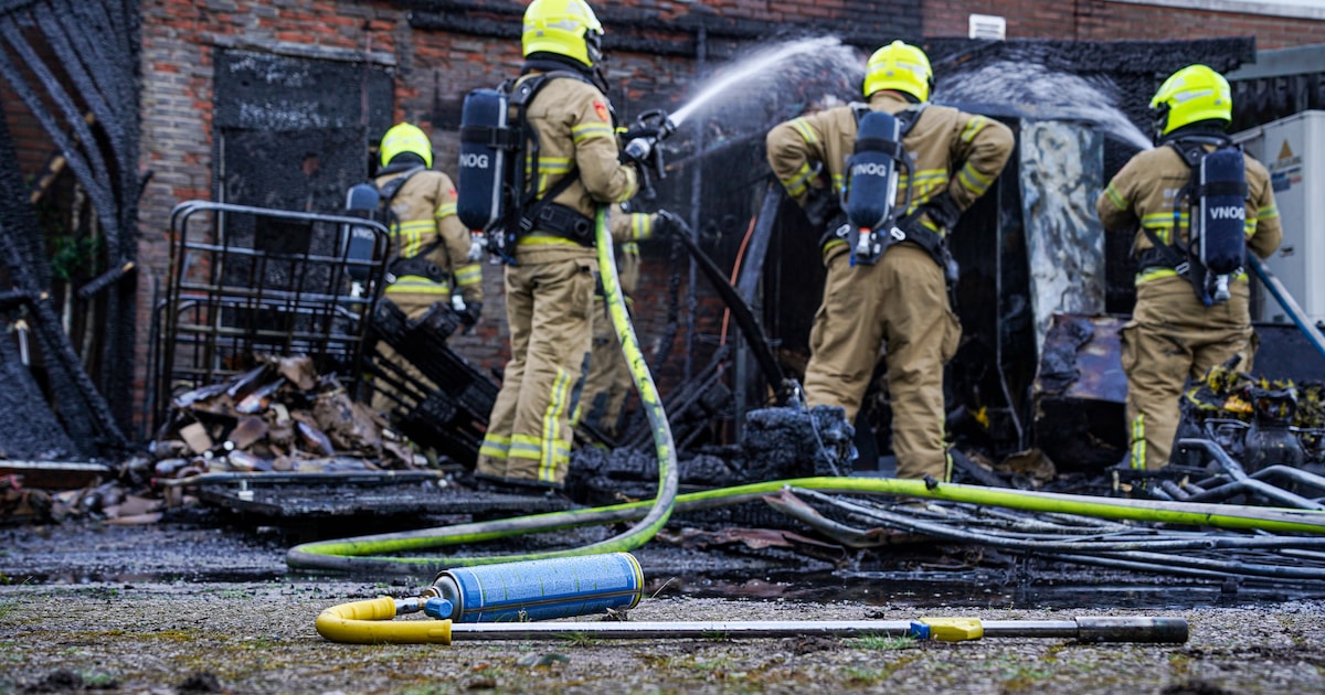 Schuur brandt volledig af in Eerbeek, woning boven winkelpand ontruimd