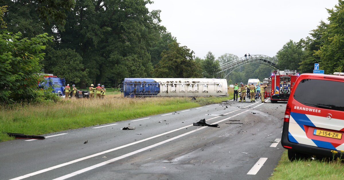 Dode bij zeer ernstig ongeluk: ravage op N-weg, vrachtwagen ForFarmers eindigt in berm.