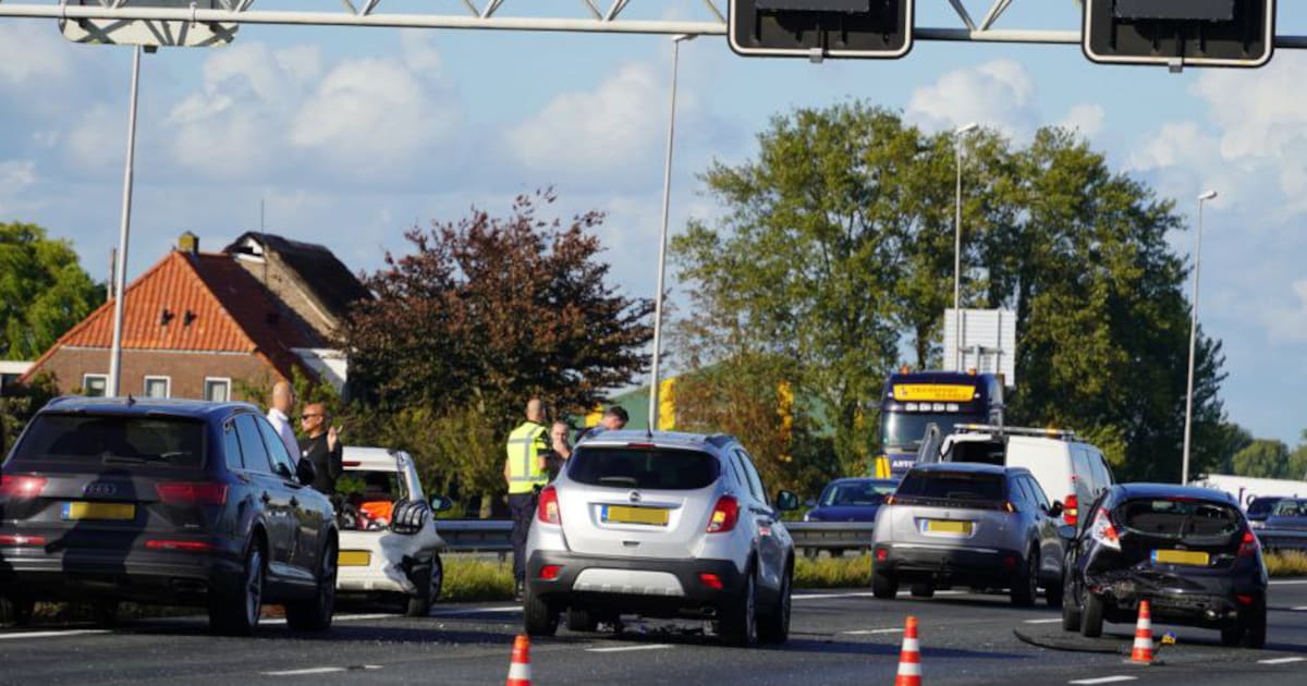 Meerdere auto’s in botsing op A28: lange file tussen Zwolle en De Lichtmis.