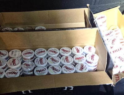 Politie vindt honderden bakjes snus in kofferbak in Zwolle: ‘Zien we niet elke dag’