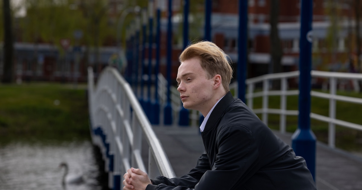 Gianni (18) voelde zich letterlijk kleiner door huiselijk geweld: ‘Ik belandde in een diepe put’