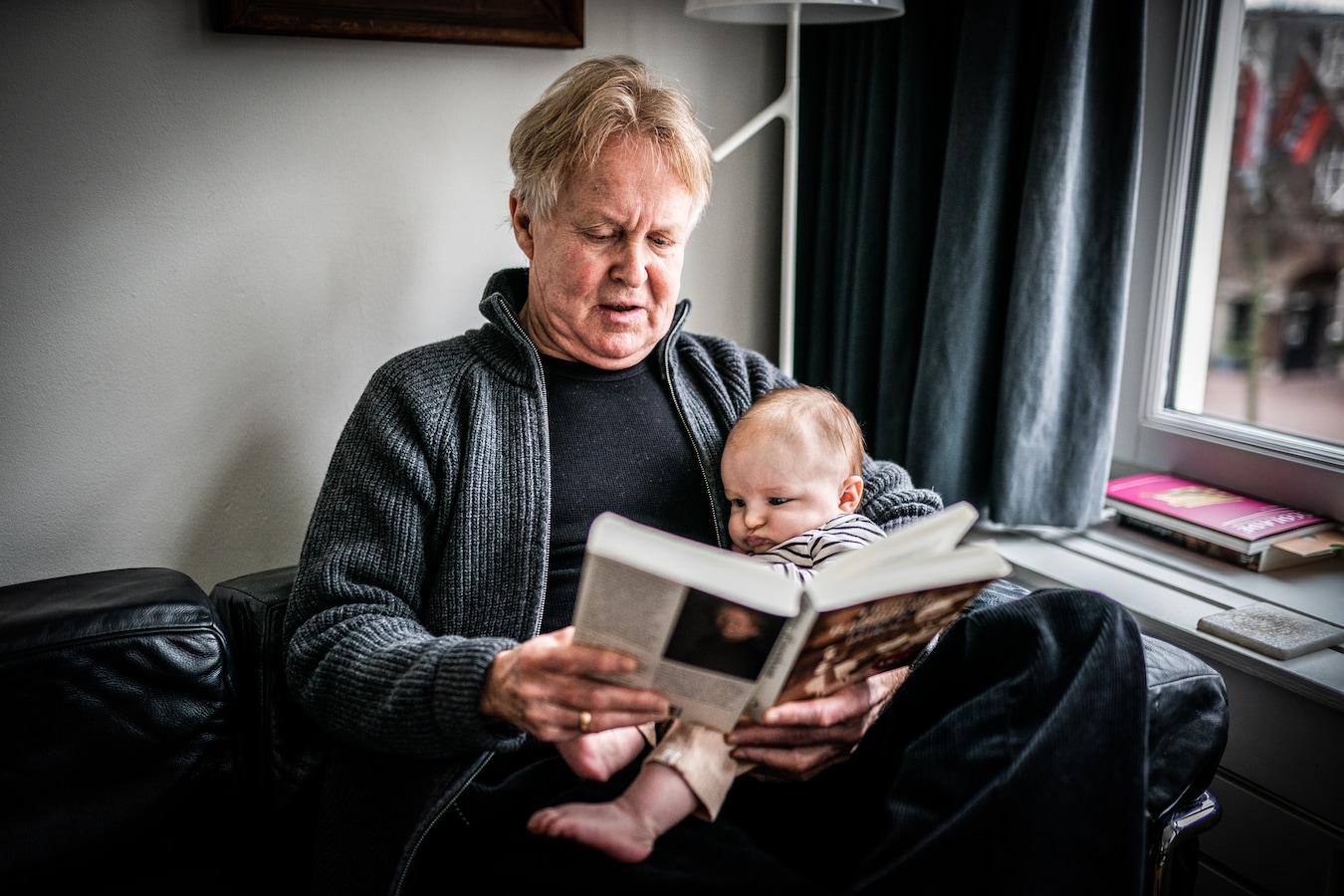 Thomas Rosenboom met zijn dochter Anne op schoot.