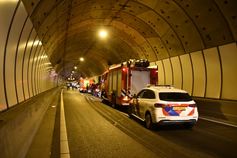De tankwagen ramde de tunnelwand en kantelde.
