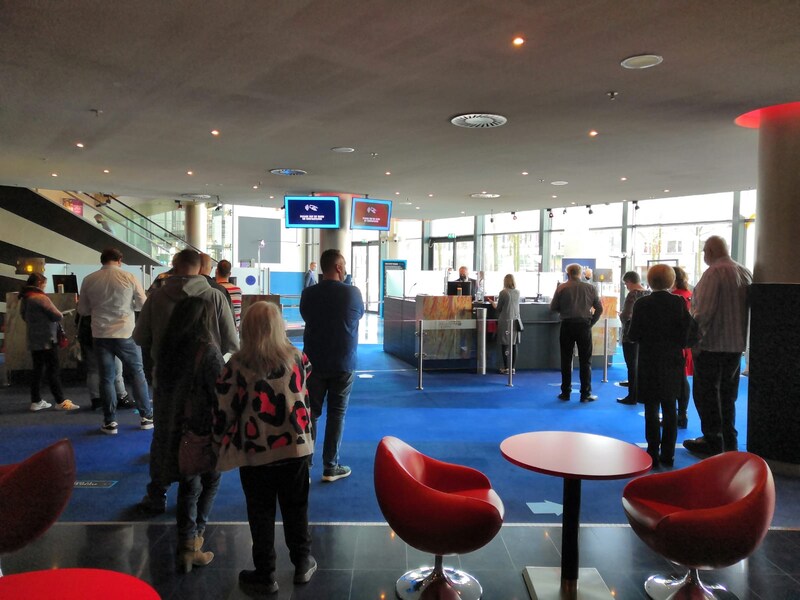 Bezoekers stonden al vanaf 9 uur in de rij om eindelijk weer eens een gokje te wagen bij het casino.
