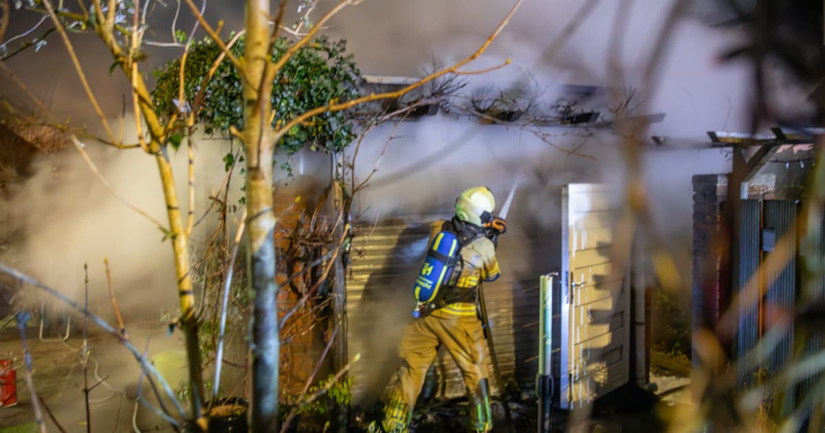 Garage zwaar beschadigd door brand in Baarn