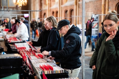 Op de platenbeurs in Deventer zoeken tieners en jongeren naar parels: ‘Is mijn zakgeld waard’