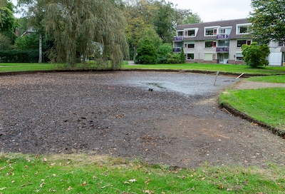 Geliefde eendenvijver in Epe ligt vol drab, gemeente schept er 500 kuub slib uit