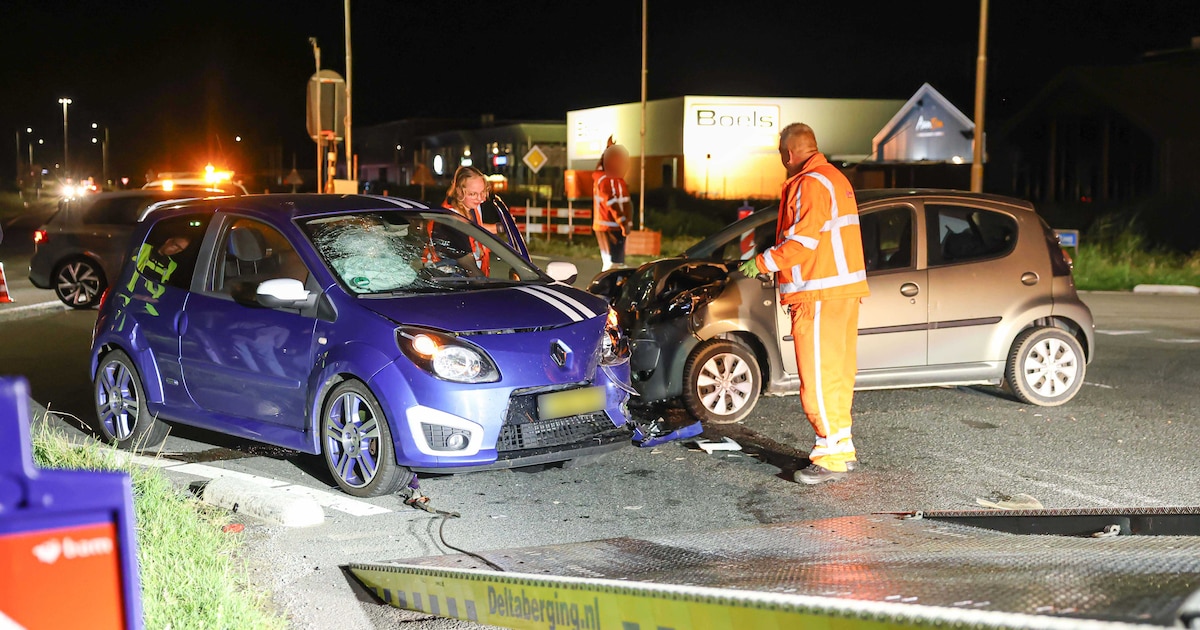 Twee auto’s botsen op druk verkeerspunt in Emmeloord