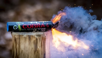 Als de politie de zolder doorzoekt, zien zij lonten van zwaar vuurwerk uit een doos steken: ‘Da’s wel gevaarlijk, hè’