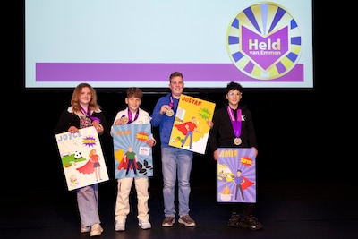 Vier jonge helden van Emmen ontvangen jeugdlintje in ATLAS Theater