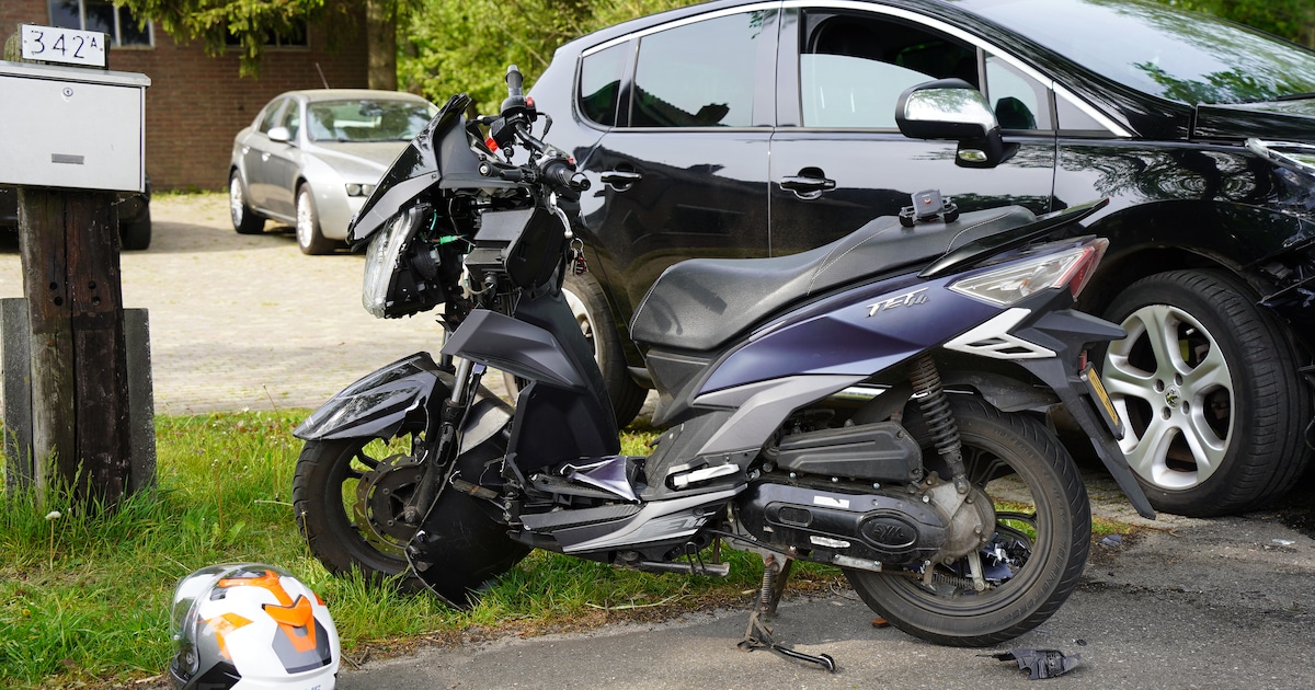 Scooterrijder gewond na botsing met auto in Oldebroek