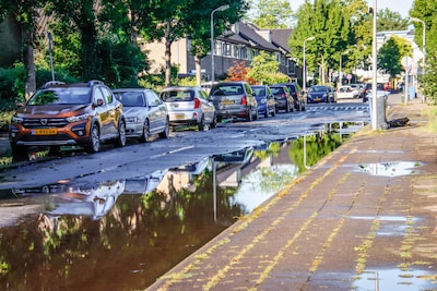 Zinkgat veroorzaakt wateroverlast in Romeostraat, niet bekend hoelang reparatie gaat duren