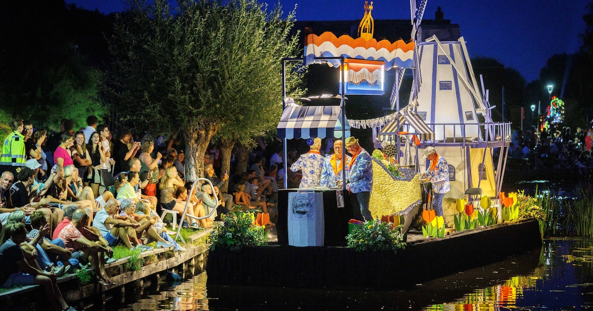 Dit wil je zien: gondels van 14 meter glijden door de dorpsgracht, duizenden bezoekers trotseren de 