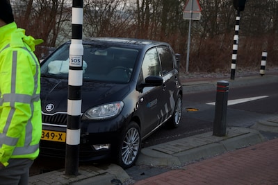Weer gaat het mis op beruchte plek langs N35: auto rijdt zich vast op verzinkbare paal