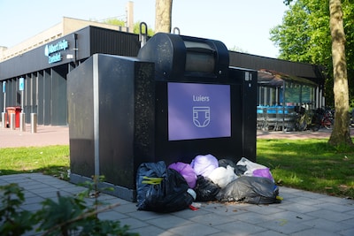Overvolle luiercontainers zorgen voor stankoverlast in Bunschoten