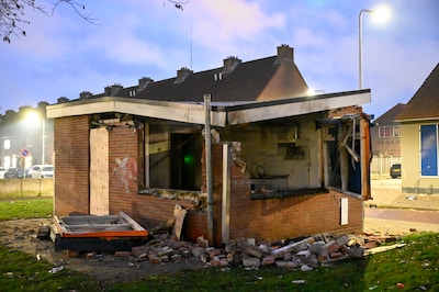 LIVE | Beheerdershuisje aan rand van park in Almelo opgeblazen & brand in Pniëlkerk