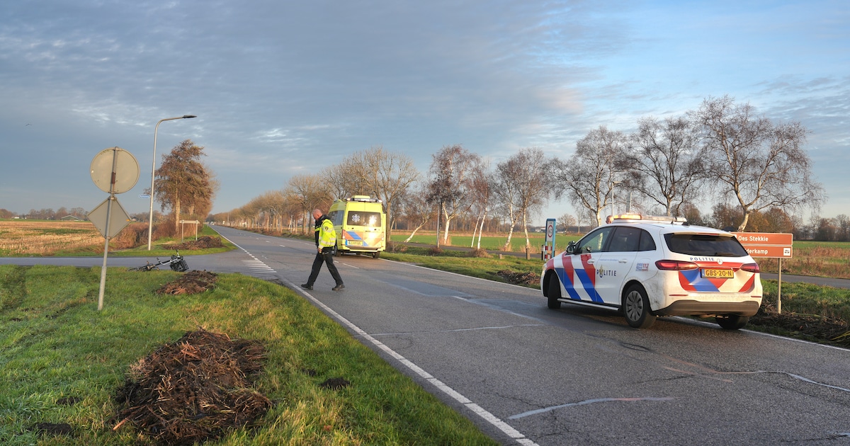 Flinke aanrijding tussen auto en fietser tussen Meppel en Nijeveen