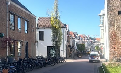 Man wakker gemaakt op straat na mishandeling in Harderwijk, politie zoekt twee omstanders