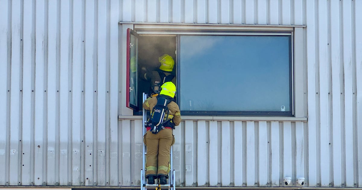 Brand in plafond van bedrijfspand in Apeldoorn
