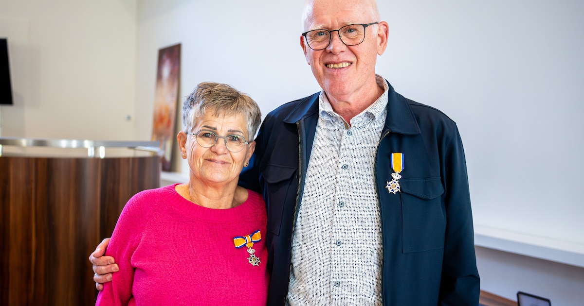 Bert lokte zijn vrouw Willy mee voor een lintje in Ommen, toen kreeg hij er zelf ook een