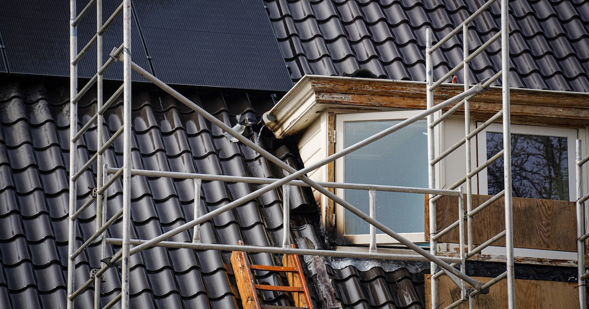 Kozijn van dakkapel in brand door werkzaamheden aan de Prins Bernhardlaan in Zutphen