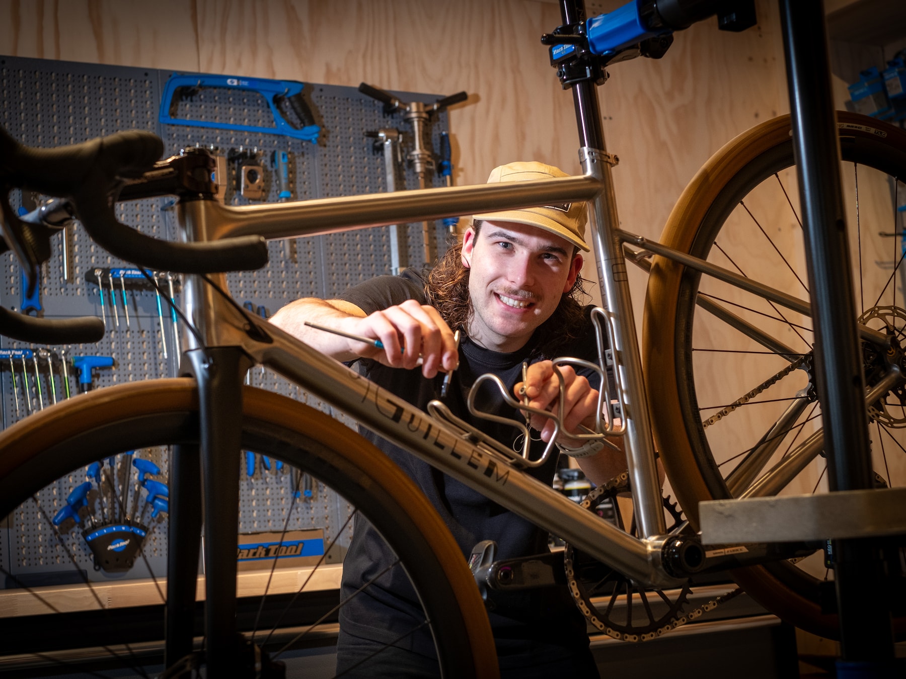 Waarom de winkel van Thijs (23) veel meer is dan een fietsenzaak: ‘Bijna een soort familie’