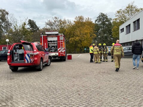 De brandweer is op zoek naar de oorzaak van de stank bij de Apeldoornse rijschool.