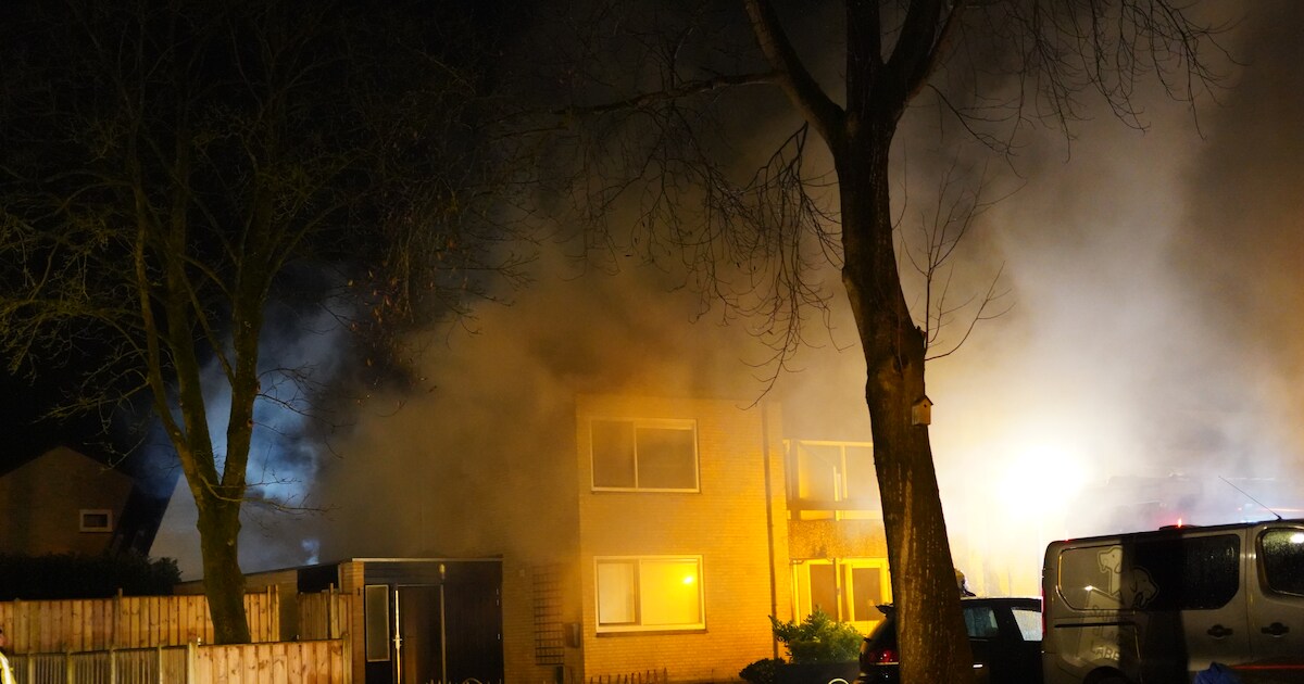 Brandweer heeft handen vol aan schoorsteenbrand in Bathmen: hele buurt onder de rook